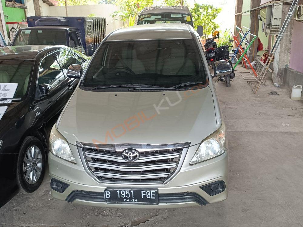 Mobil Toyota Kijang Innova 2014