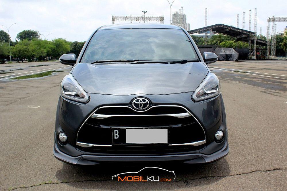 Mobil Toyota Sienta 2018