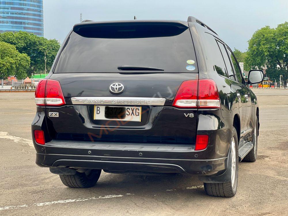 Mobil Toyota Land Cruiser 2010