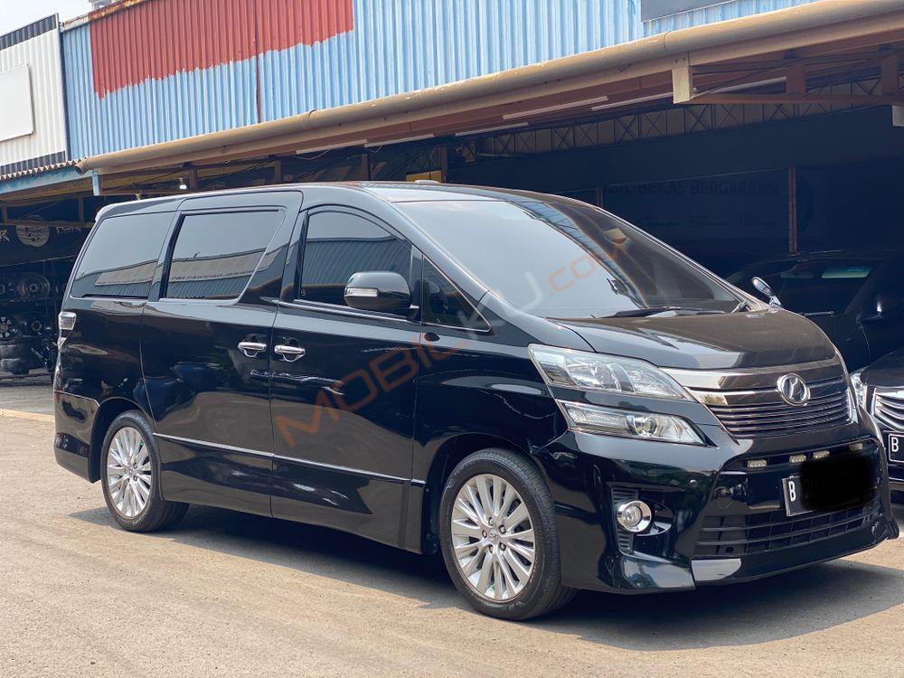 Mobil Toyota Vellfire 2013