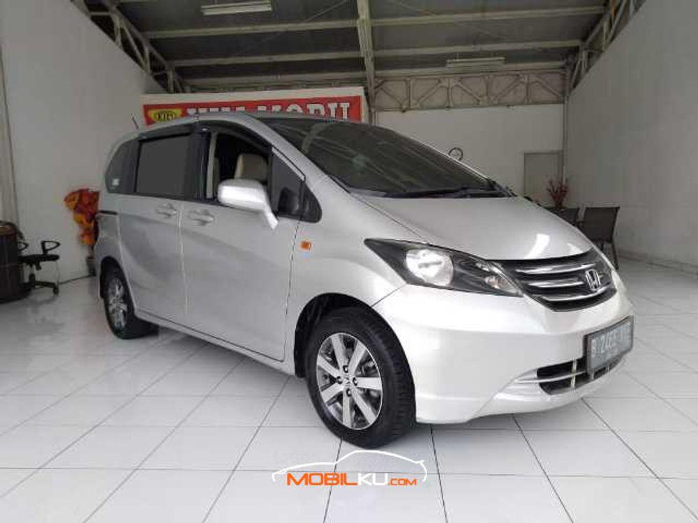 Mobil Honda Freed 2010