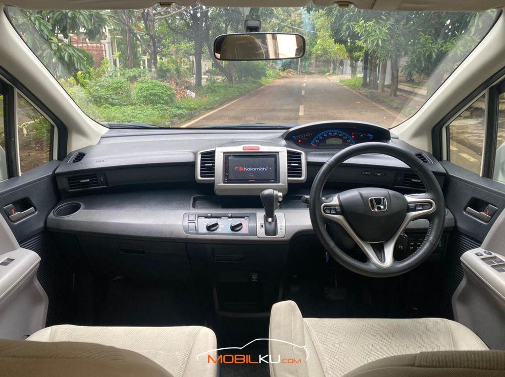 Mobil Honda Freed 2010