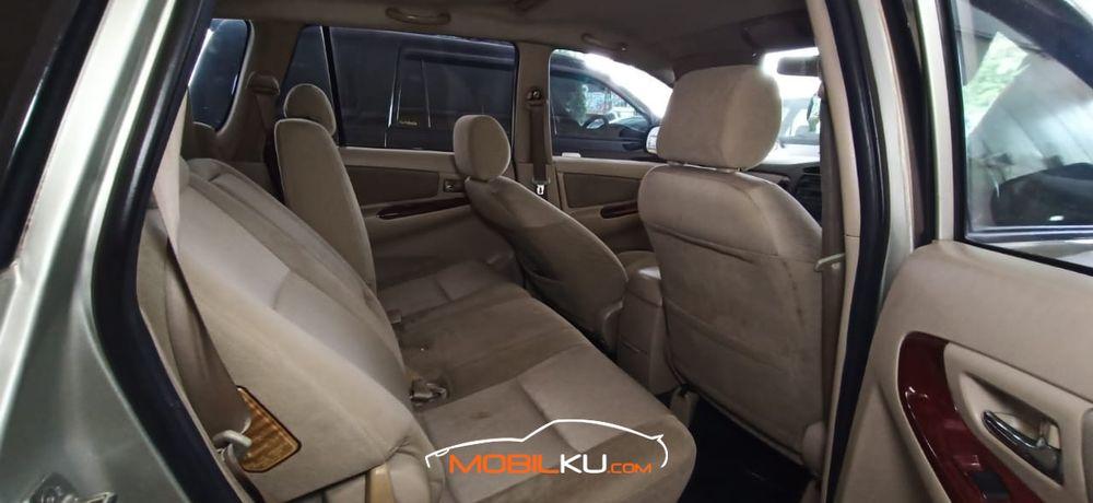 Mobil Toyota Kijang Innova 2005