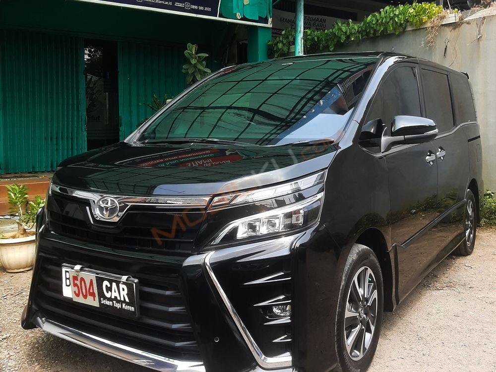 Mobil Toyota Voxy 2017