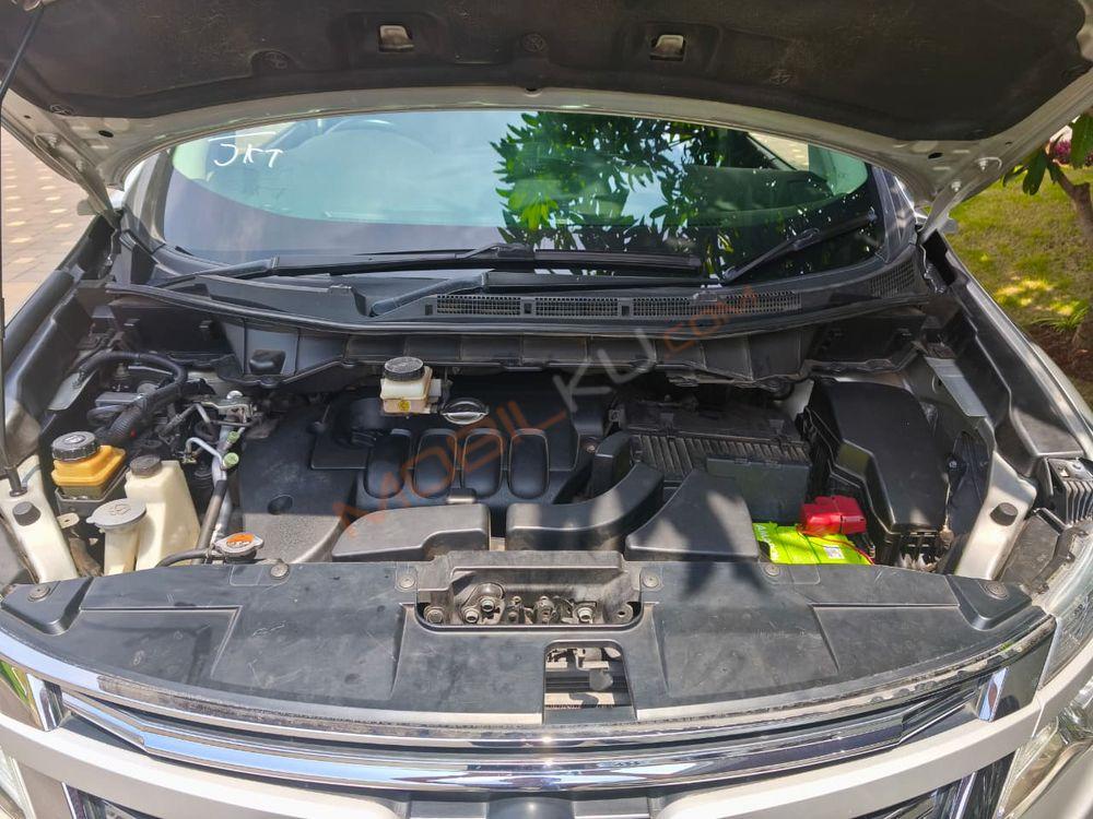 Mobil Nissan Elgrand 2014