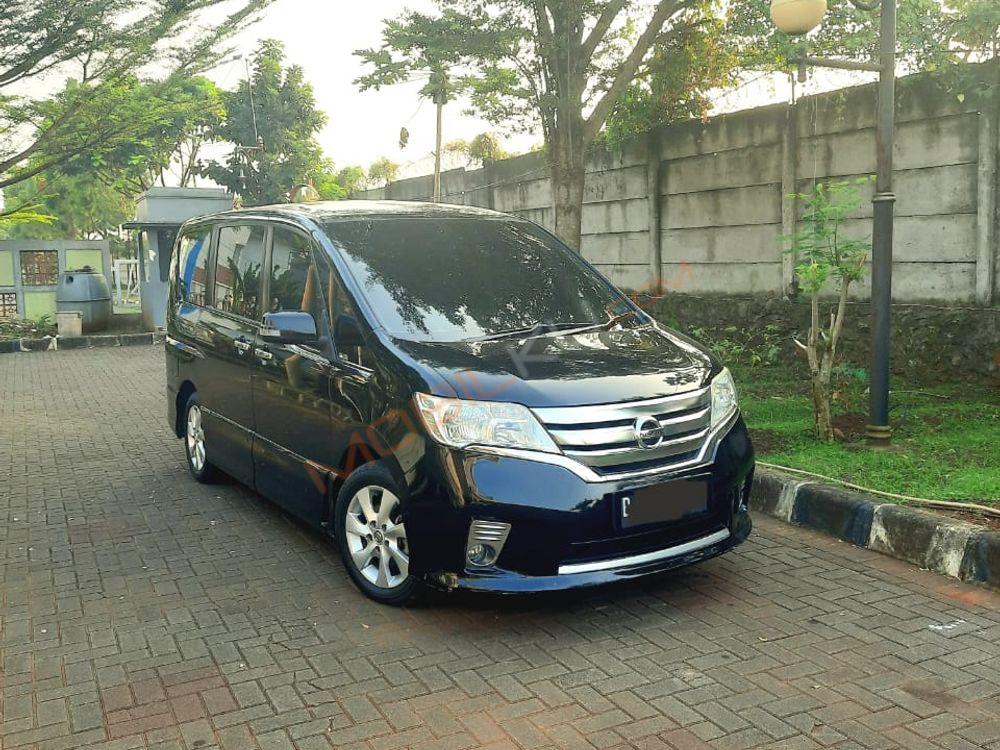 Mobil Nissan Serena 2014