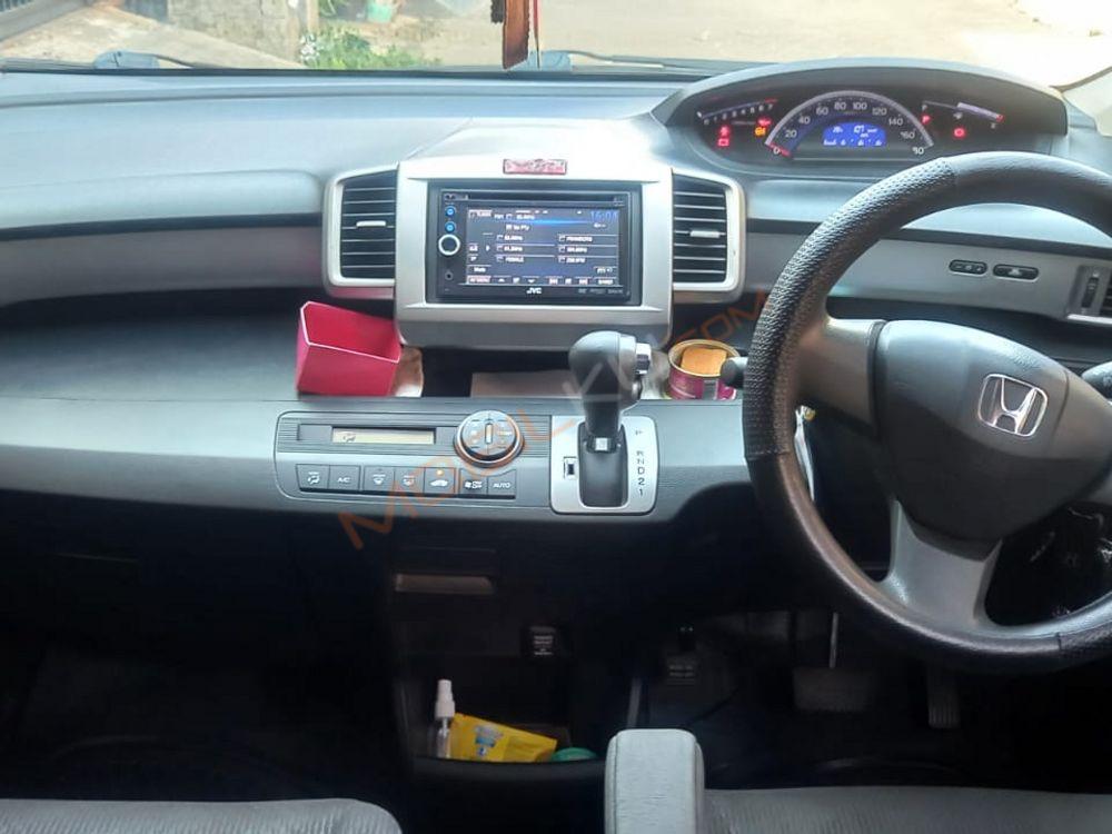 Mobil Honda Freed 2013