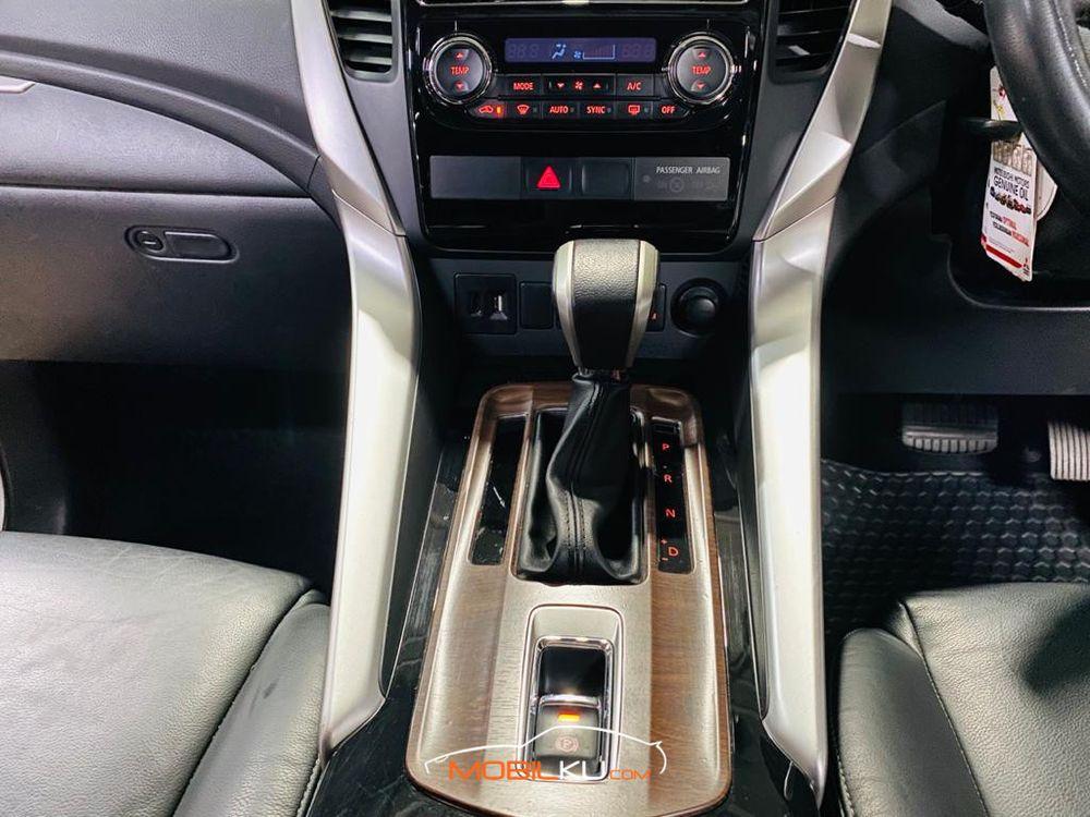 Mobil Toyota Vellfire 2009