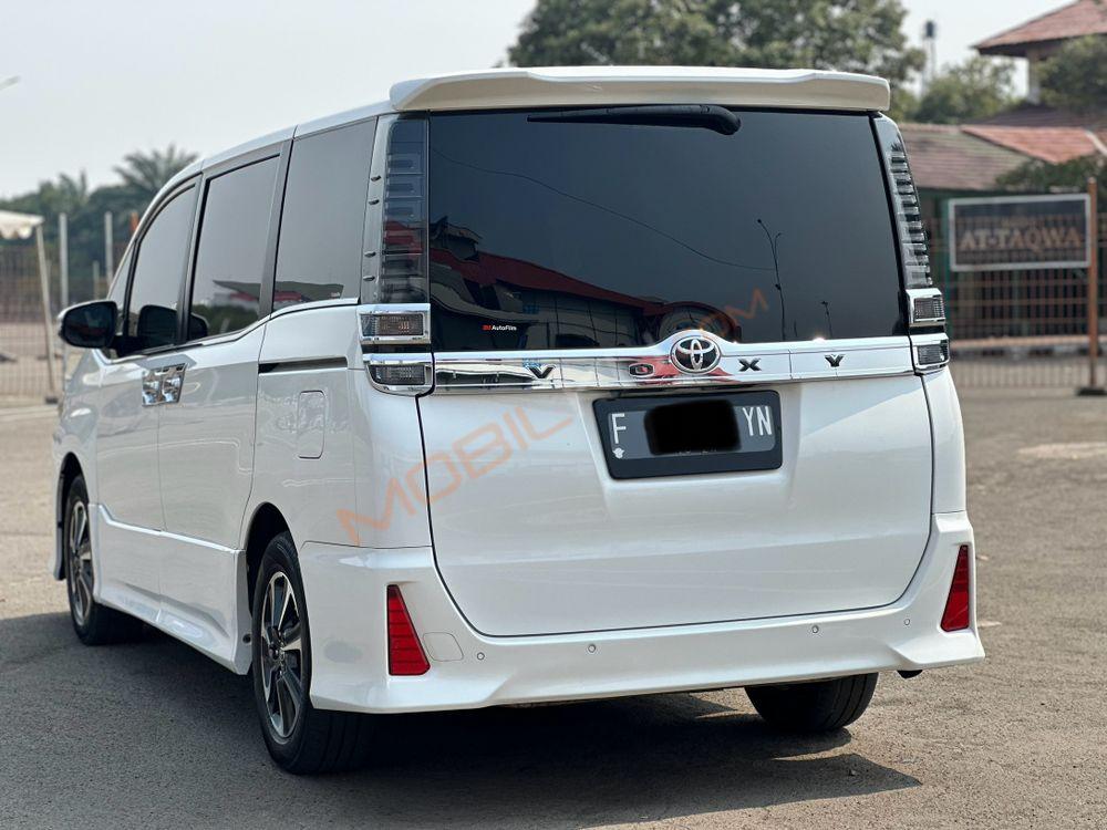 Mobil Toyota Voxy 2019