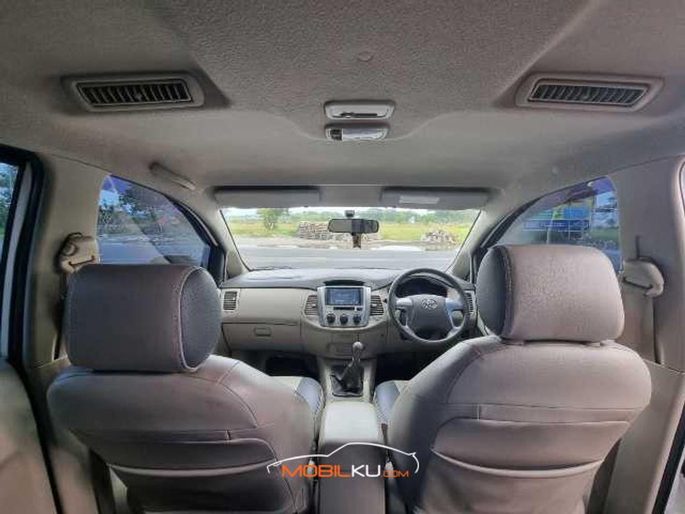 Mobil Toyota Kijang Innova 2014
