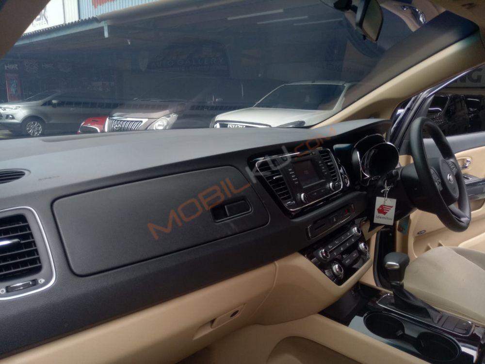 Mobil Kia Sedona 2017