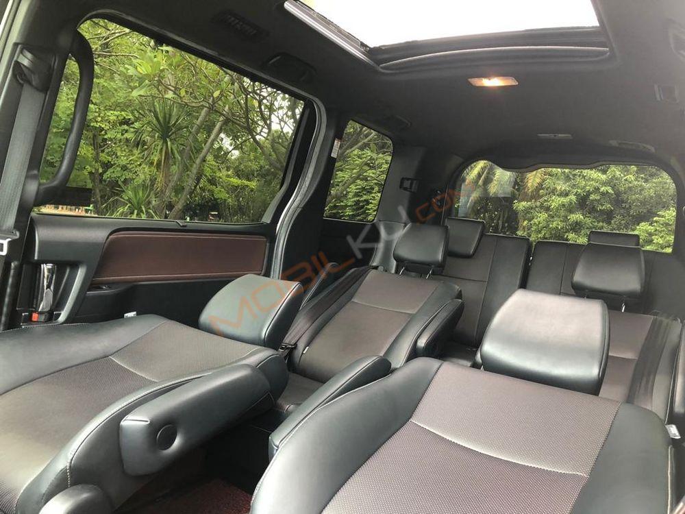 Mobil Toyota Voxy 2018