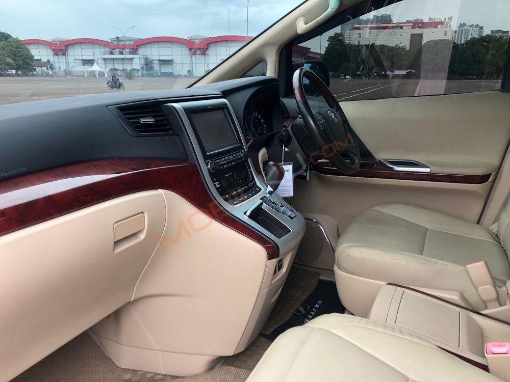 Mobil Toyota Vellfire 2010