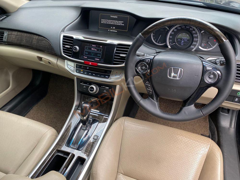 Mobil Honda Accord 2013