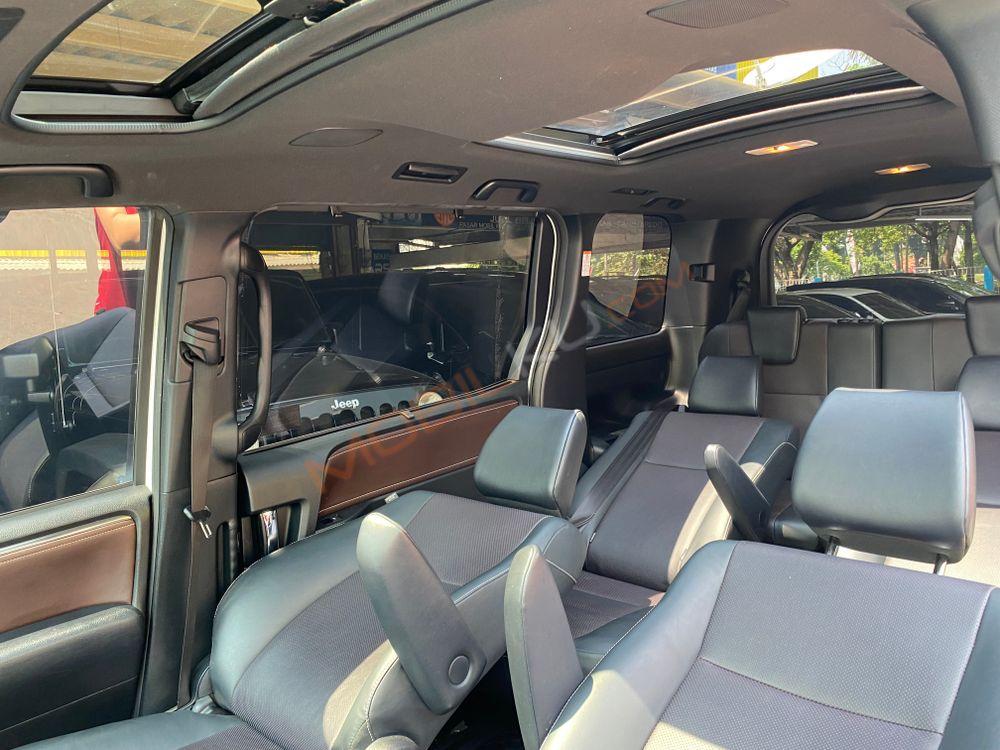 Mobil Toyota Voxy 2019