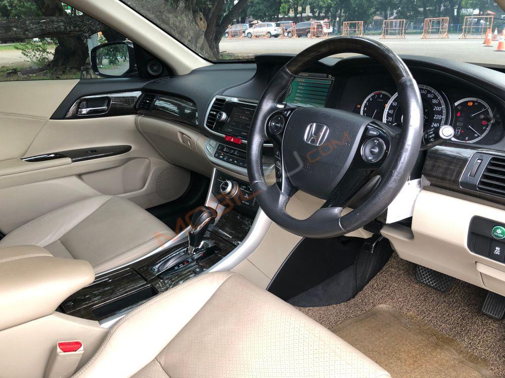 Mobil Honda Accord 2013