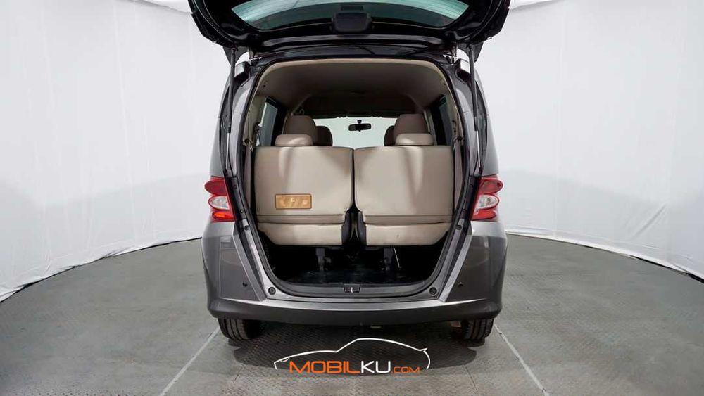 Mobil Honda Freed 2010