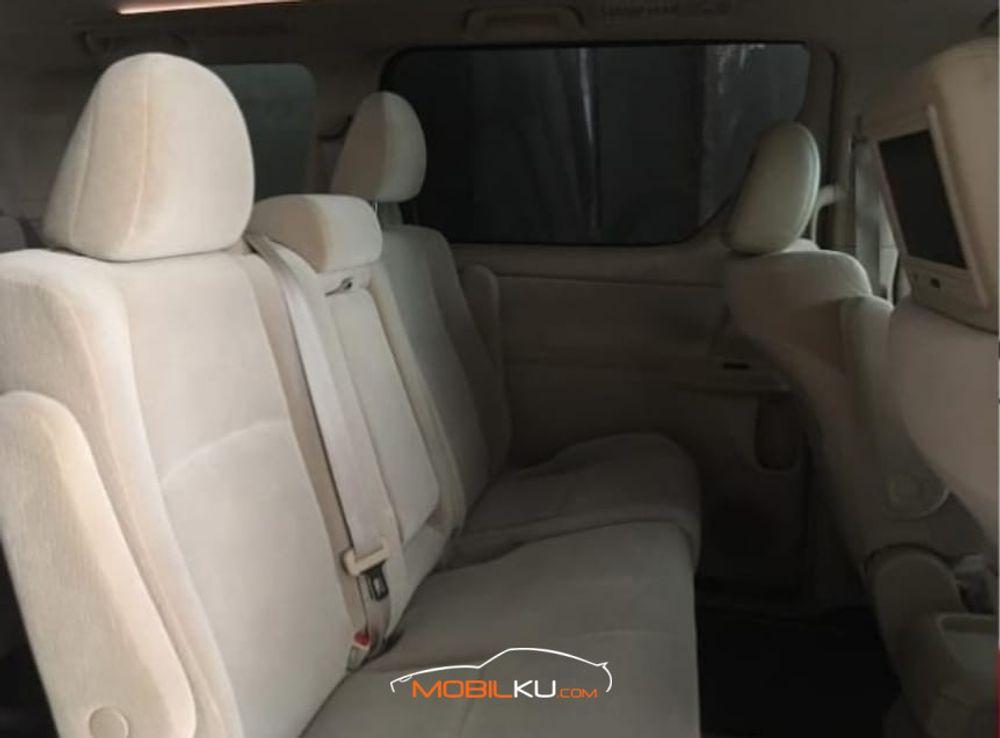 Mobil Toyota Alphard 2012