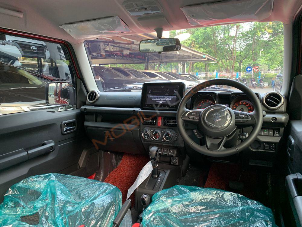 Mobil Suzuki Jimny 2023