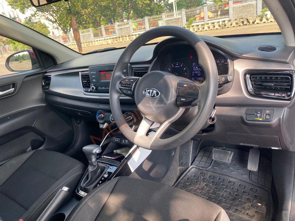 Mobil Kia Rio 2017