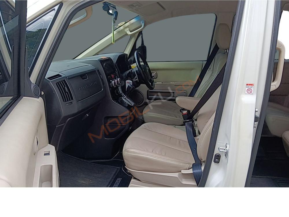 Mobil Mitsubishi Delica 2015