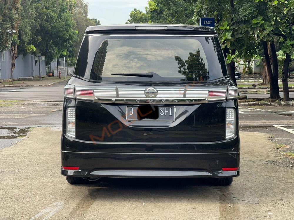 Mobil Nissan Elgrand 2014
