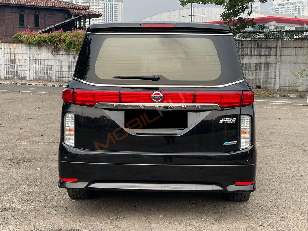 Mobil Nissan Elgrand 2013