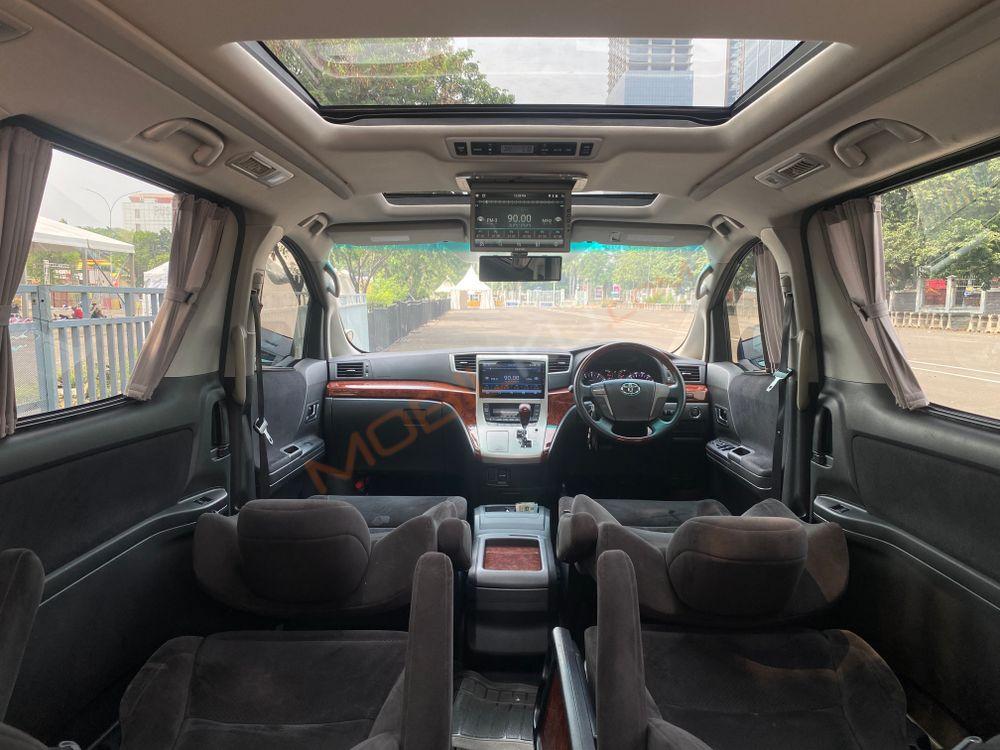 Mobil Toyota Alphard 2011