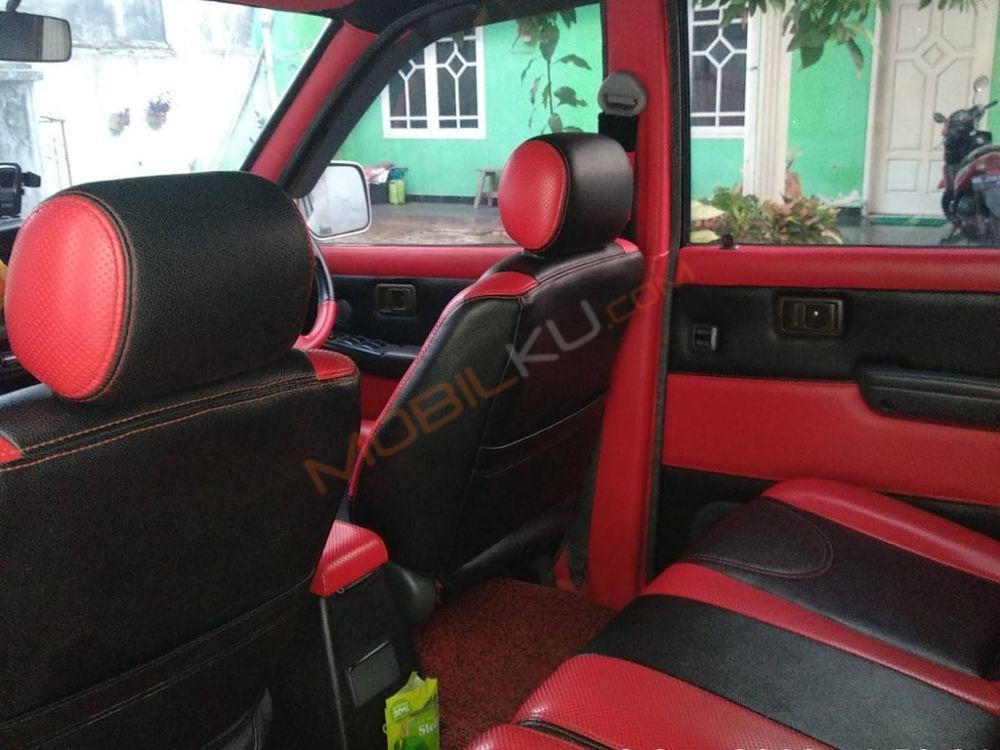 Mobil Toyota Kijang 2000