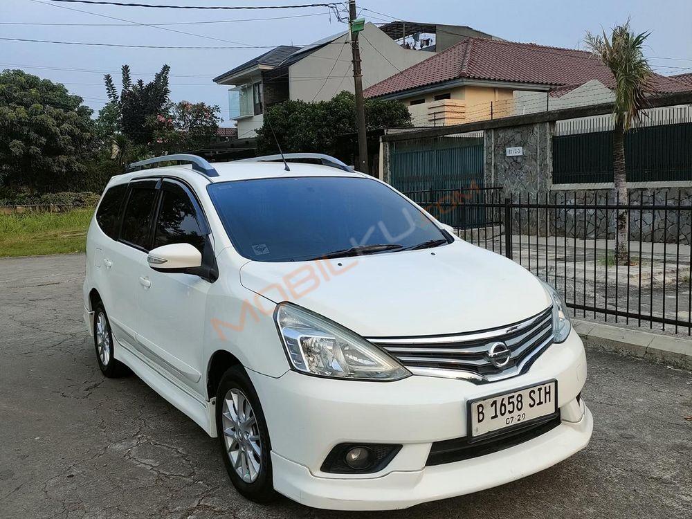 Mobil Nissan Livina 2014