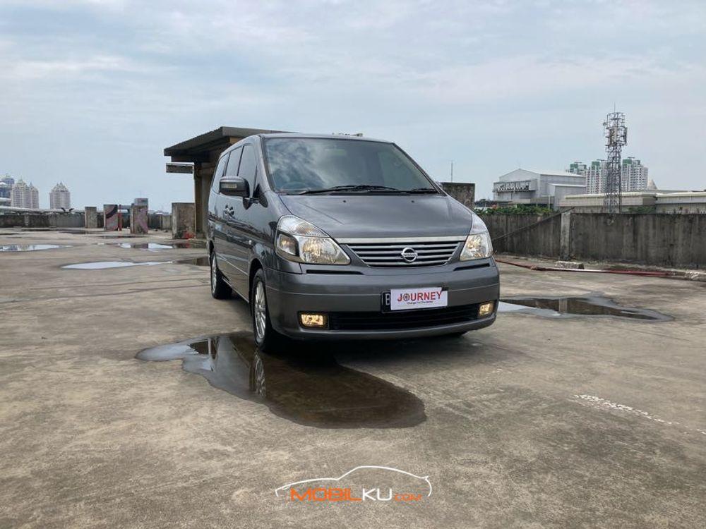 Mobil Nissan Serena 2012