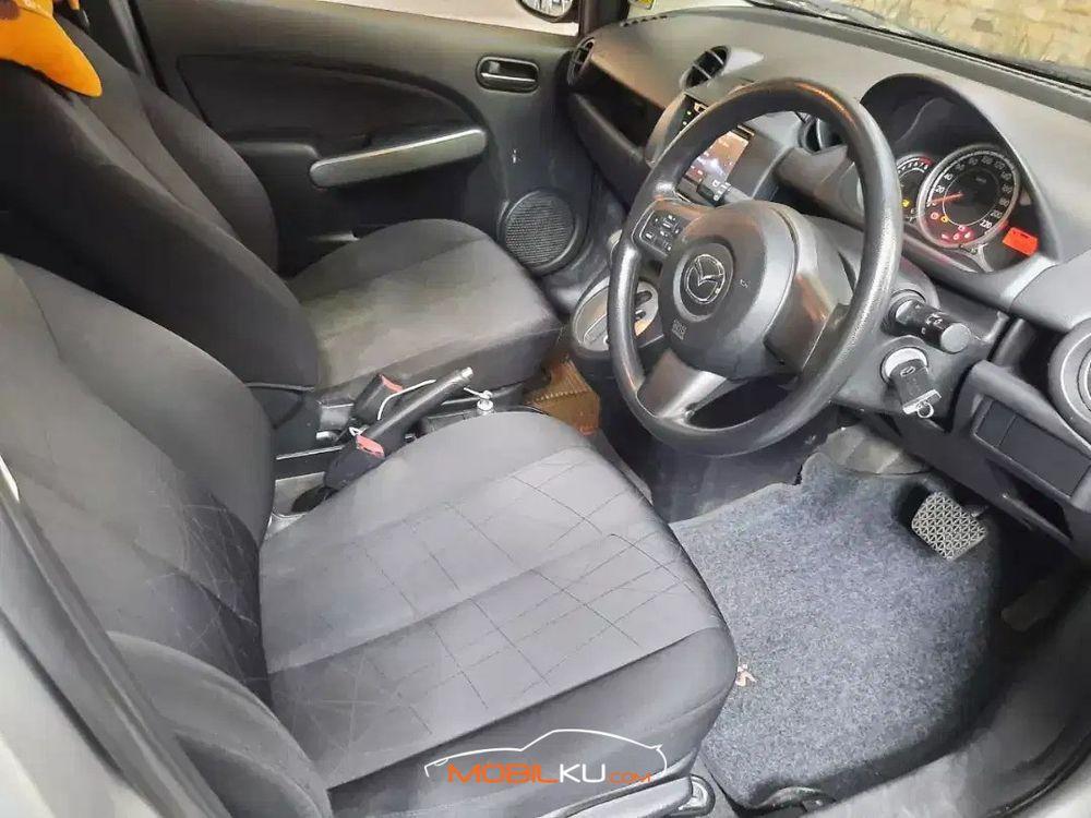 Mobil Mazda 2 Hatchback 2012