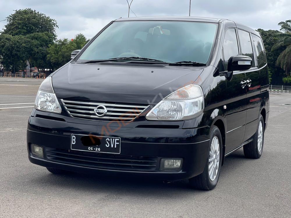 Mobil Nissan Serena 2011