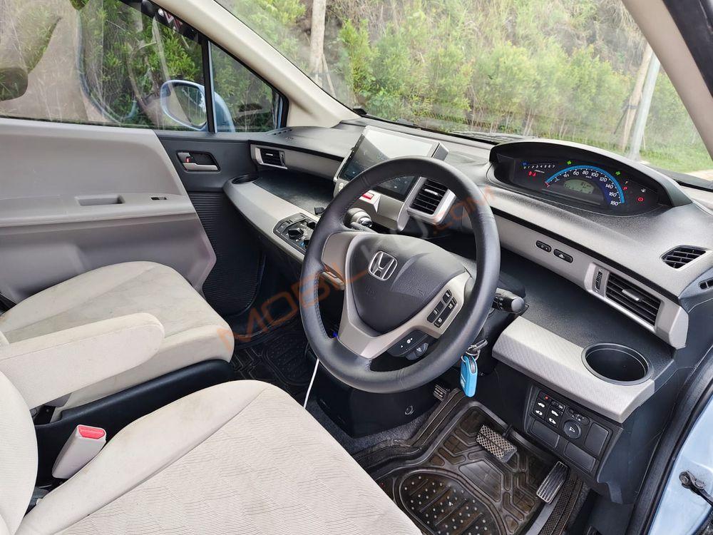 Mobil Honda Freed 2010