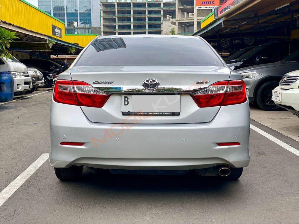Mobil Toyota Camry 2013