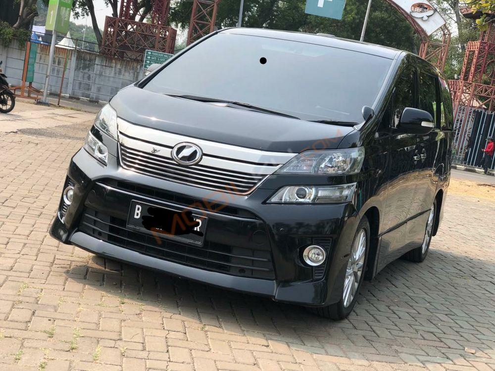 Mobil Toyota Vellfire 2013