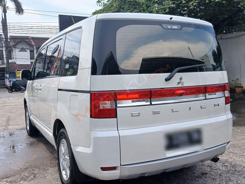 Mobil Mitsubishi Delica 2015