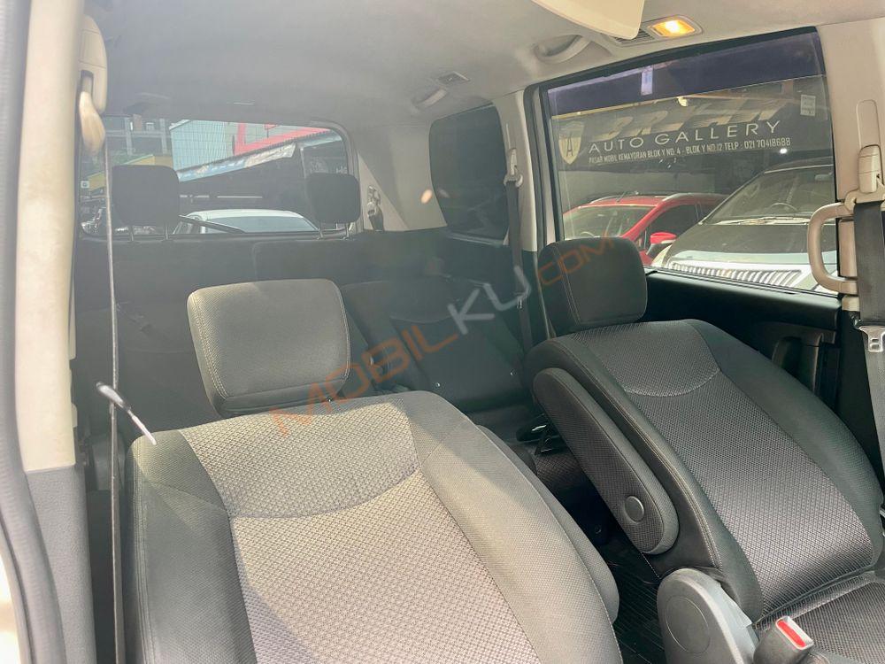 Mobil Nissan Serena 2013