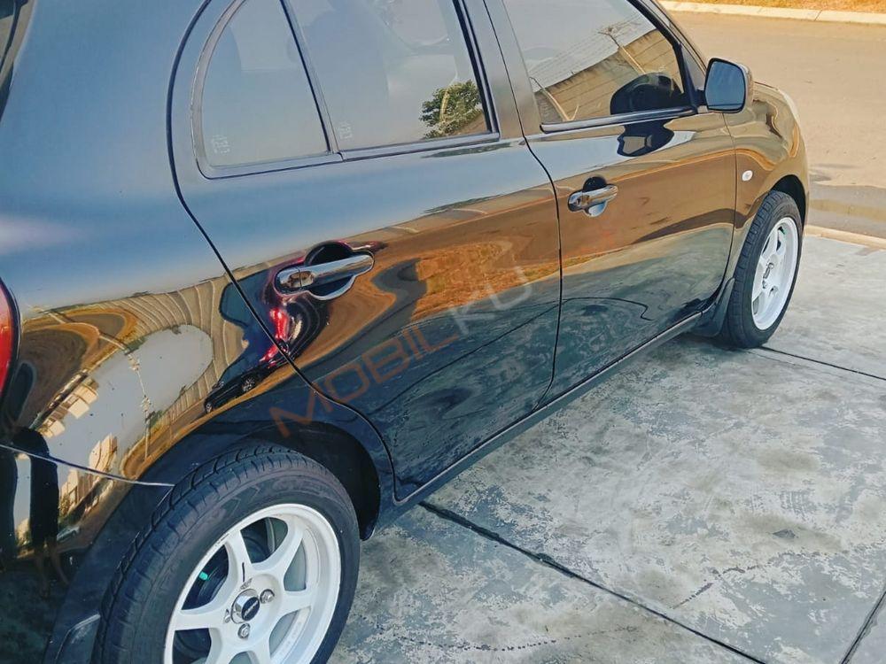 Mobil Nissan March 2013