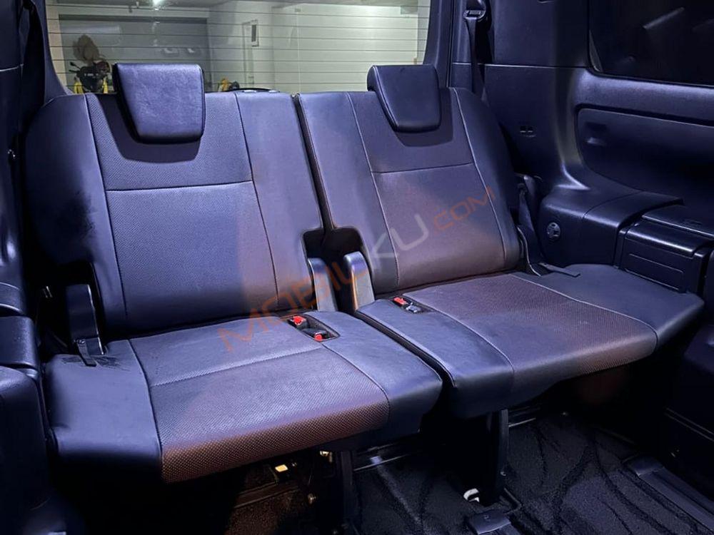 Mobil Toyota Voxy 2018