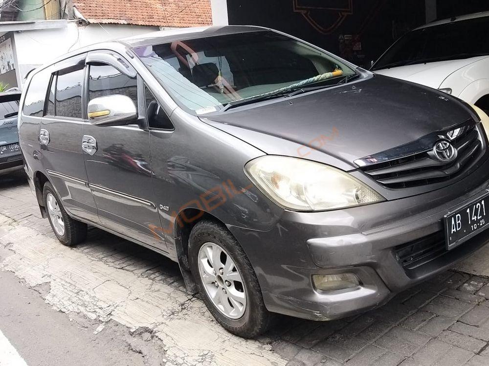 Mobil Toyota Kijang Innova 2010