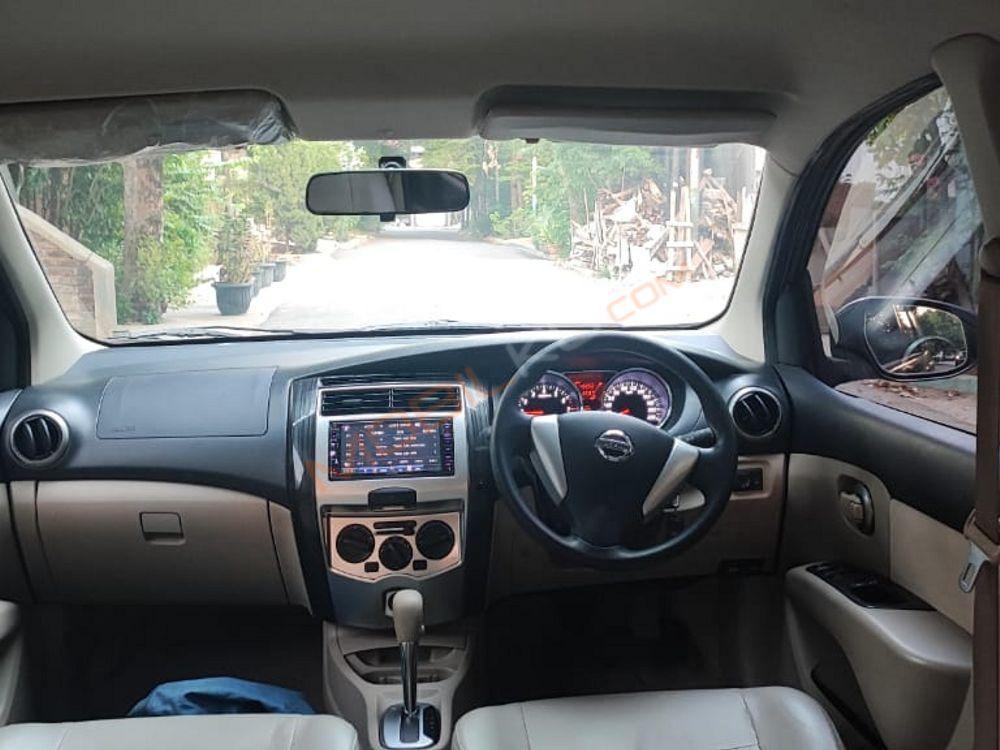 Mobil Nissan Grand Livina 2018