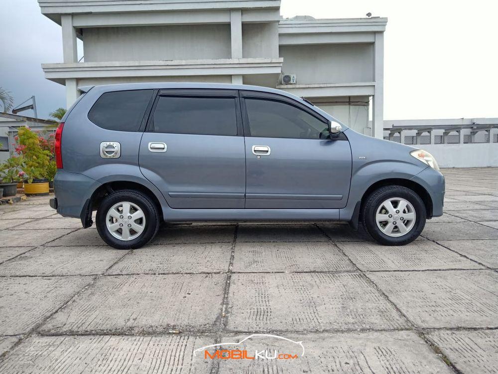 Mobil Toyota Avanza 2011