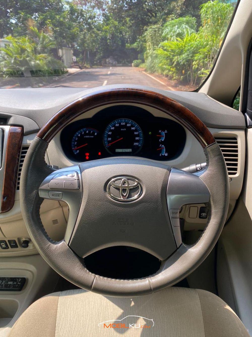 Mobil Toyota Kijang Innova 2014