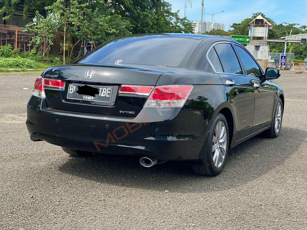 Mobil Honda Accord 2011