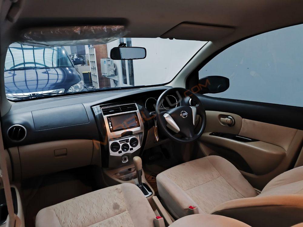 Mobil Nissan Grand Livina 2019