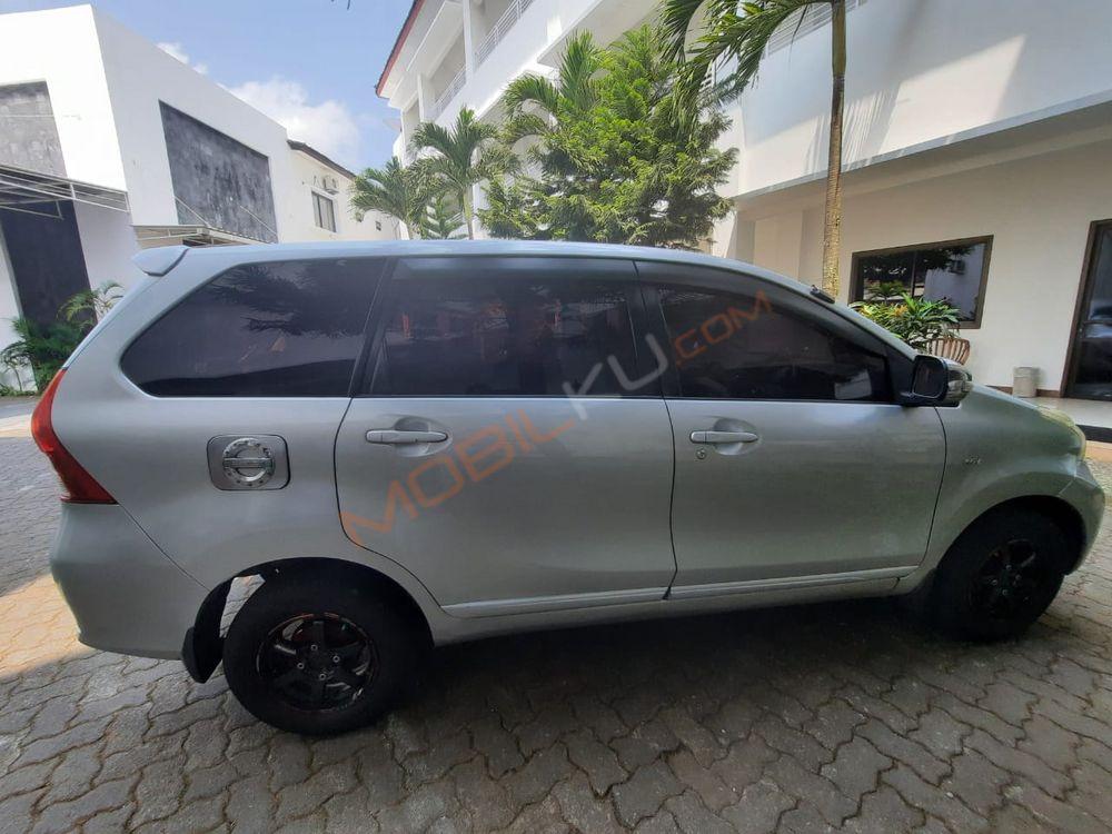 Mobil Toyota Avanza 2012