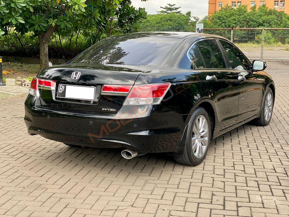 Mobil Honda Accord 2011