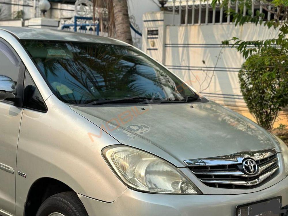 Mobil Toyota Kijang Innova 2011