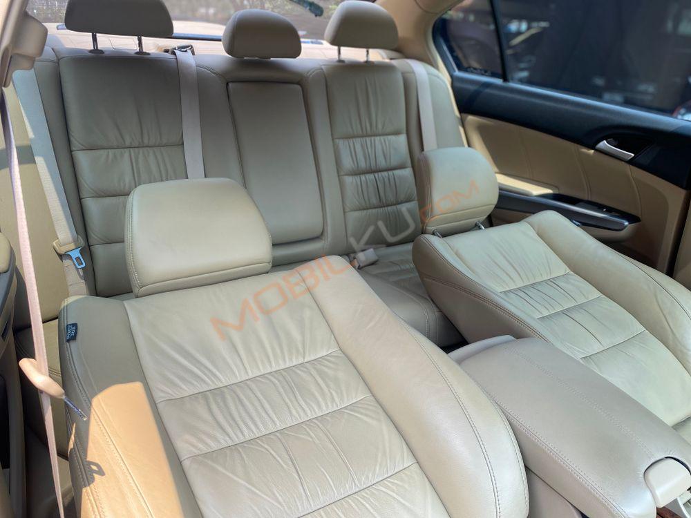 Mobil Honda Accord 2011